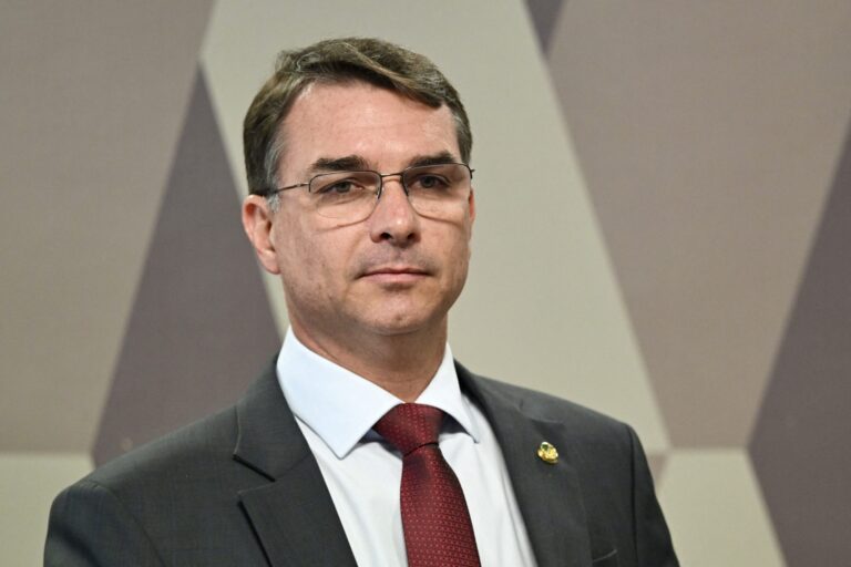 Palco Político: Flávio Bolsonaro carimba passaporte para a Bahia Farm Show 2026