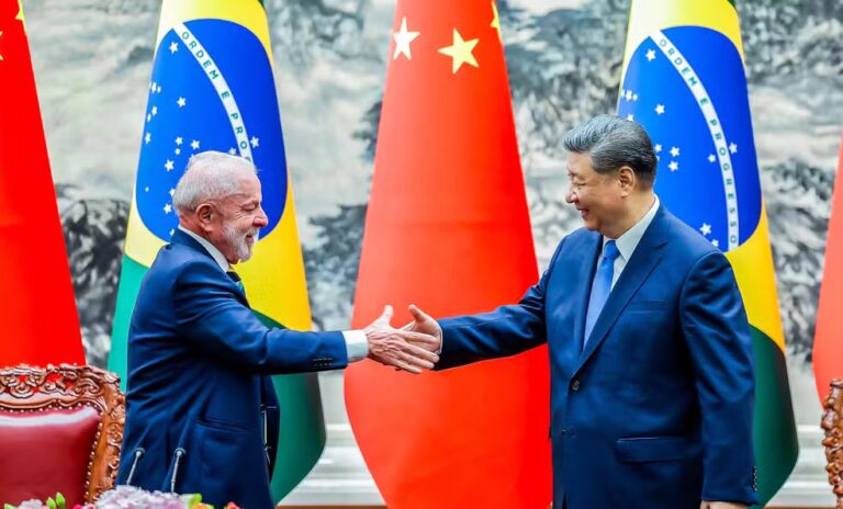 Xi Jinping diz a Lula que a China apoia o Brasil na rejeição à interferência externa